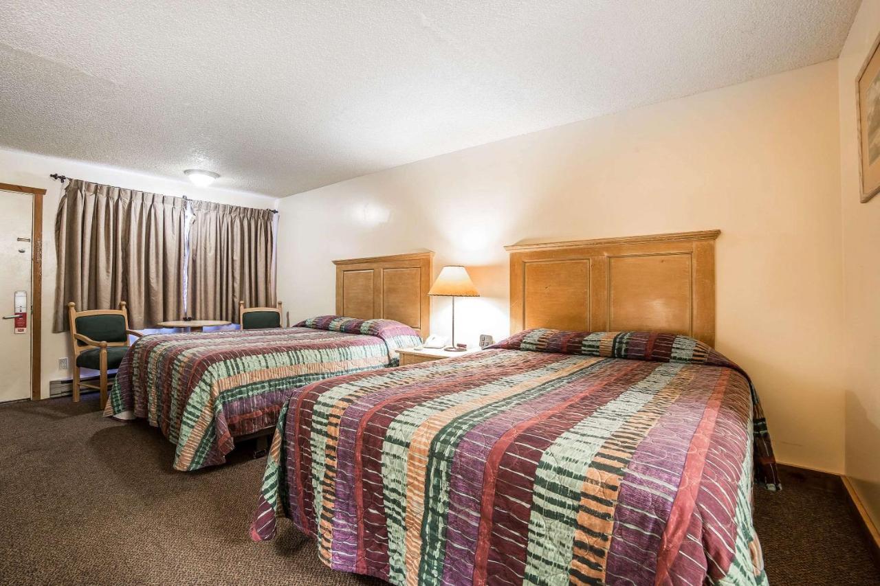 Econo Lodge Inn & Suites Kalispell - Glacier National Park Gateway Экстерьер фото