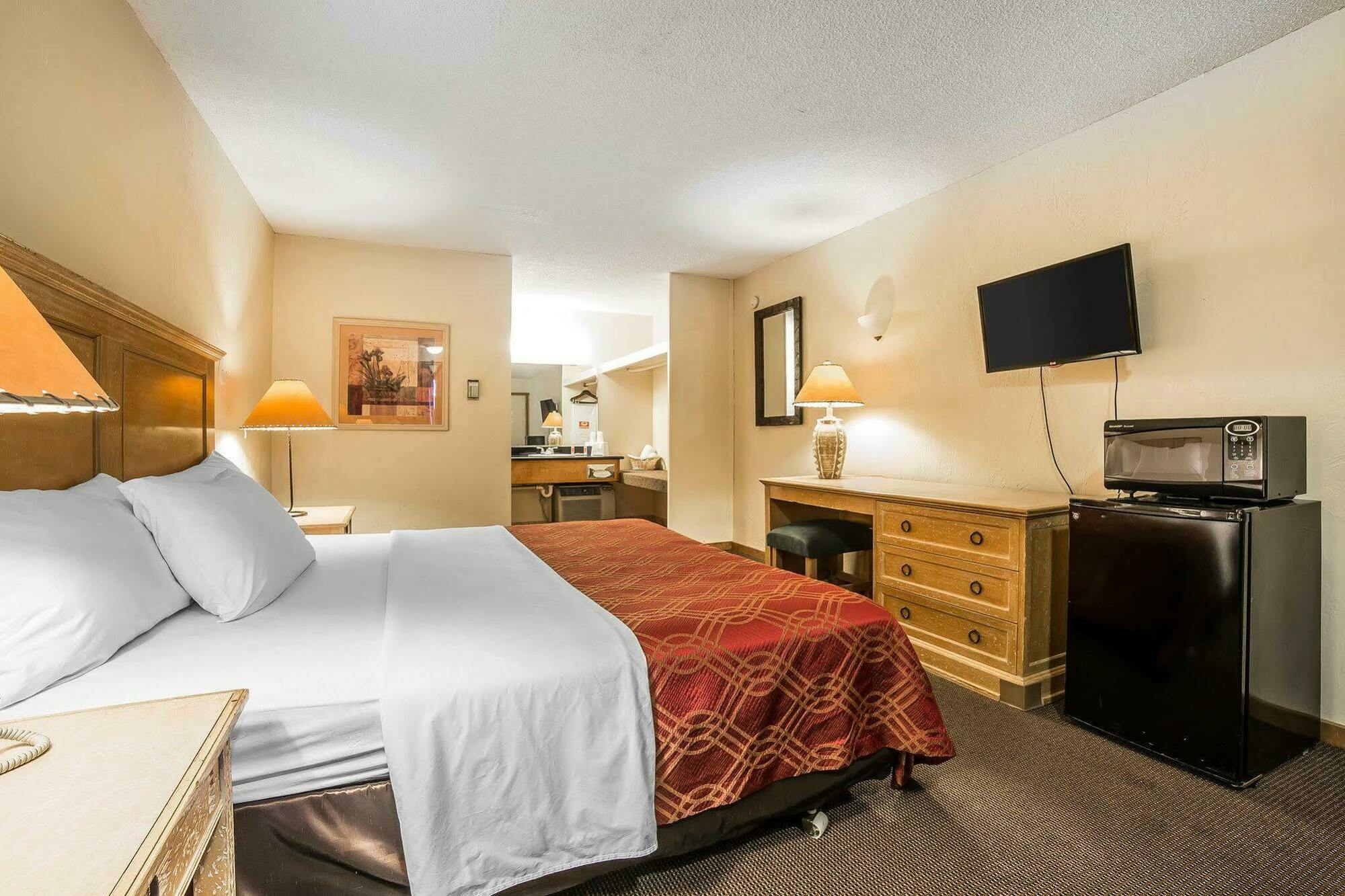 Econo Lodge Inn & Suites Kalispell - Glacier National Park Gateway Экстерьер фото