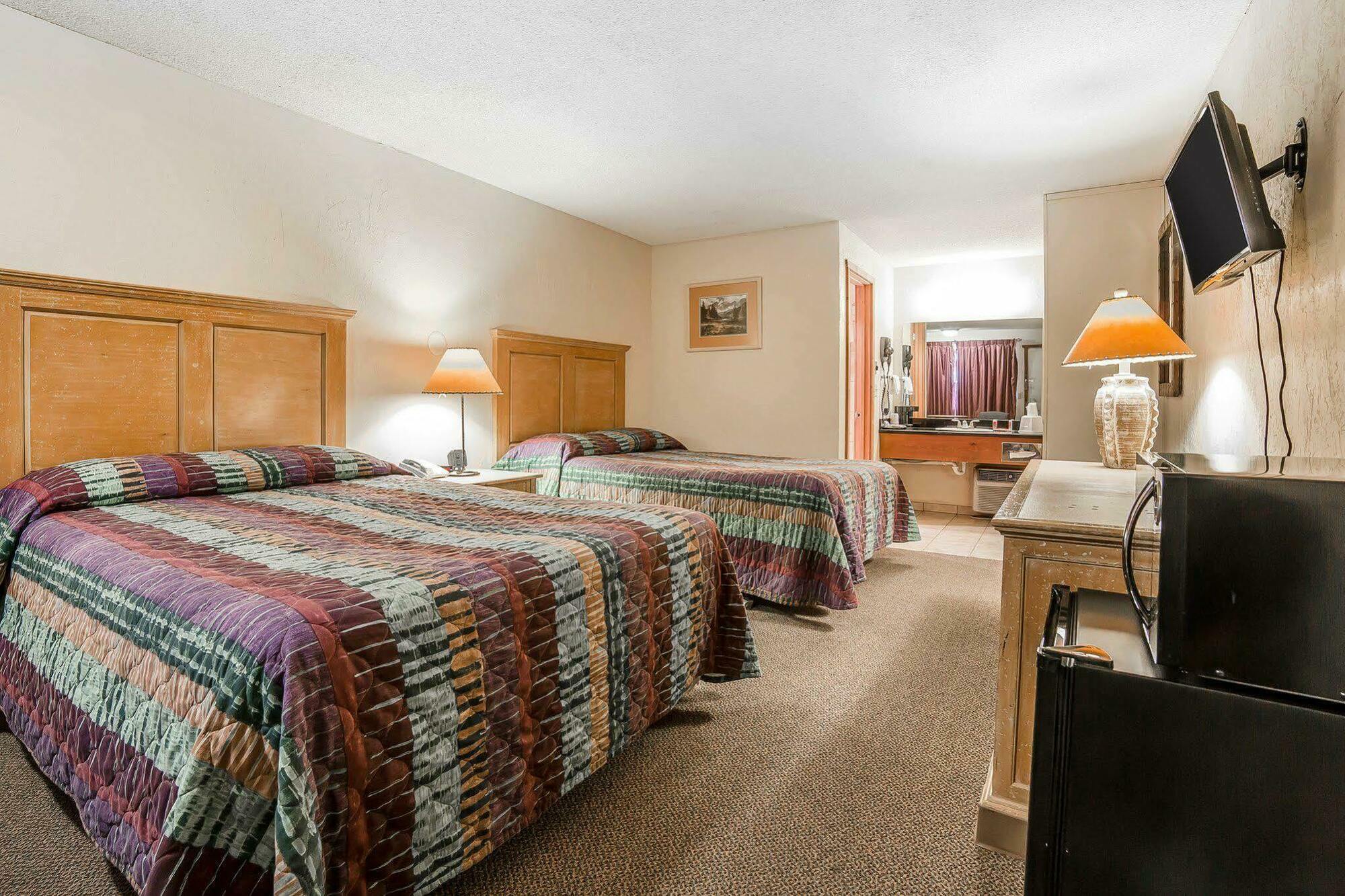 Econo Lodge Inn & Suites Kalispell - Glacier National Park Gateway Экстерьер фото